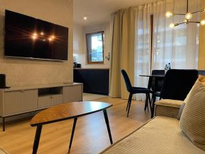 Televízia a/alebo spoločenská miestnosť v ubytovaní Apartment Wola Tower