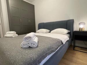 Posteľ alebo postele v izbe v ubytovaní Apartment Wola Tower