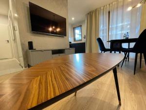 Televízia a/alebo spoločenská miestnosť v ubytovaní Apartment Wola Tower
