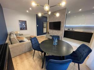 Televízia a/alebo spoločenská miestnosť v ubytovaní Apartment Wola Tower