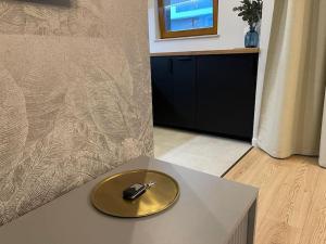 Televízia a/alebo spoločenská miestnosť v ubytovaní Apartment Wola Tower
