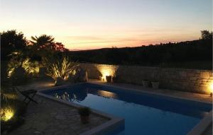 Bazén v ubytování Three-Bedroom Holiday Home In Stifanici nebo v jeho okolí
