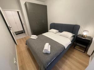 Posteľ alebo postele v izbe v ubytovaní Apartment Wola Tower