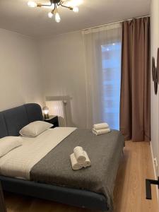 Posteľ alebo postele v izbe v ubytovaní Apartment Wola Tower