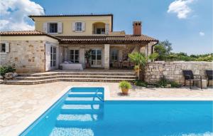 Bazén v ubytování Three-Bedroom Holiday Home In Stifanici nebo v jeho okolí