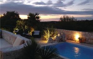 Bazén v ubytování Three-Bedroom Holiday Home In Stifanici nebo v jeho okolí