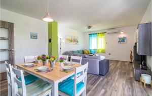 ein Esszimmer und ein Wohnzimmer mit einem Tisch und einem Sofa in der Unterkunft Cozy Home In Vodnjan With Wifi in Vodnjan
