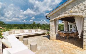 Balkón nebo terasa v ubytování Three-Bedroom Holiday Home In Stifanici