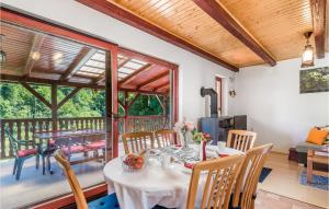 une salle à manger avec une table et des chaises dans l'établissement Awesome Apartment In Lokve, à Mrzla Vodica