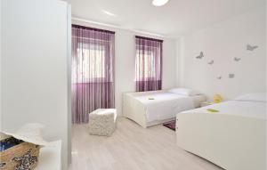 biała sypialnia z dwoma łóżkami i dwoma oknami w obiekcie Apartment Vrsi-Mulo 11 w mieście Kod Mula