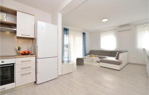 kuchnia z białymi urządzeniami i salon w obiekcie Apartment Vrsi-Mulo 11 w mieście Kod Mula