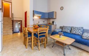 Kuchyň nebo kuchyňský kout v ubytování Two-Bedroom Apartment In Medulin