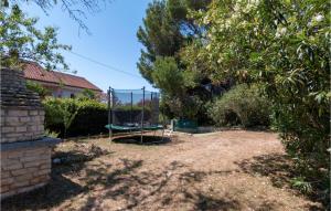 Zahrada ubytování Two-Bedroom Holiday Home In Premantura