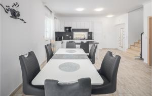 Kuchyňa alebo kuchynka v ubytovaní Cozy Home In Porec With Kitchen