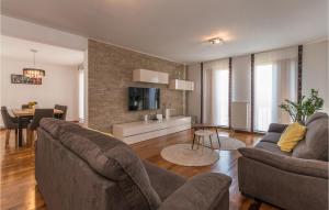 Televízia a/alebo spoločenská miestnosť v ubytovaní Cozy Home In Biograd Na Moru With Sauna