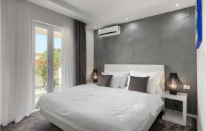 En eller flere senge i et værelse på Villa White + 45 billeder