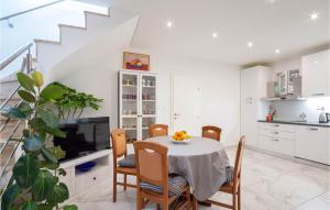 een keuken en eetkamer met een tafel en stoelen bij Cozy Home In Kamenmost With Sauna in Kamenmost +36 foto's