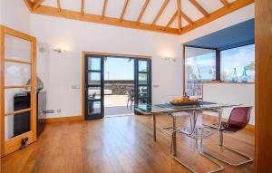 Un comedor con una mesa de cristal en una habitación. en Amazing Home In Playa Blanca With Sauna, en Playa Blanca