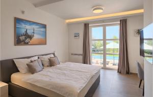une chambre avec un lit avec vue sur une piscine dans l'établissement Villa Nikolina, à Poreč