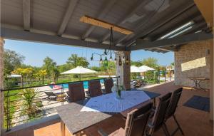 un patio avec une table et des chaises et une piscine dans l'établissement Villa Nikolina, à Poreč