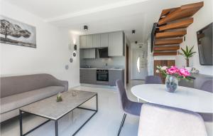 un soggiorno con tavolo e sedie e una cucina di Beach Front Home In Sukosan With Wifi a Sukošan (San Cassiano)