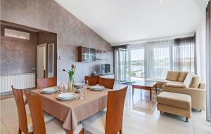jadalnia i salon ze stołem i krzesłami w obiekcie 2 Bedroom Cozy Apartment In Banjole w mieście Banjole