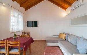Μια τηλεόραση ή/και κέντρο ψυχαγωγίας στο Pet Friendly Home In Skrip With Kitchen