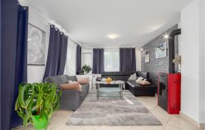 een woonkamer met een bank en een tafel bij Cozy Home In Kamenmost With Sauna in Kamenmost