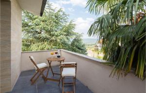 een tafel en stoelen op een balkon met uitzicht bij Cozy Home In Kamenmost With Sauna in Kamenmost