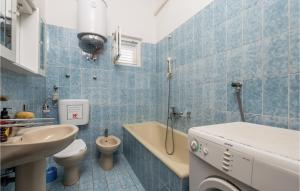 Koupelna v ubytování 3 Bedroom Nice Apartment In Barbat-Rab