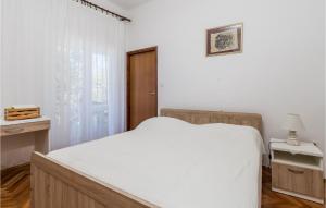 Postel nebo postele na pokoji v ubytování 3 Bedroom Nice Apartment In Barbat-Rab