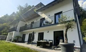 Casa bianca con tavolo e balcone di Lakesideview Keutschach am See a Keutschach am See