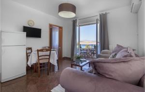 Televízia a/alebo spoločenská miestnosť v ubytovaní Cozy Apartment In Jadranovo With Wifi