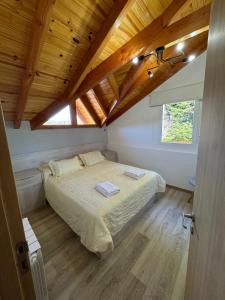 Postel nebo postele na pokoji v ubytování El Rincón del Ángel-Inmejorable ubicación Rodeada de lagos + 22 fotografií