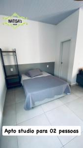 a bedroom with a bed in a room at Studio aconchegante para duas pessoas in Bombinhas