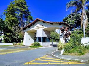 a building on the side of a street at Lindo studio no Residencial Quisisana in Poços de Caldas