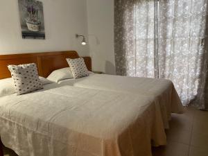 A bed or beds in a room at Casa Teresa. Duplex en Maspalomas Még 15 kép
