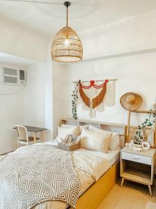 une chambre avec un grand lit et une table dans l'établissement Venice Luxury Residences Studio McKinley Hill, à Manille