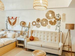 un salon avec un canapé et des décorations au mur dans l'établissement Venice Luxury Residences Studio McKinley Hill, à Manille 3 autres photos