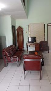 Χώρος καθιστικού στο Homestay Rejeki