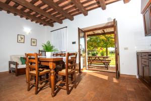 una sala da pranzo con tavolo e sedie in legno di Agriturismo Olmo Bello a Capodimonte