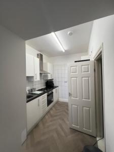 Kuchyň nebo kuchyňský kout v ubytování The Coral Guest House 1 Fratton Park Portsmouth