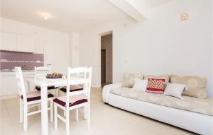 Posezení v ubytování Two-Bedroom Apartment In Pakostane