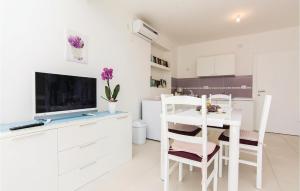 TV a/nebo společenská místnost v ubytování Two-Bedroom Apartment In Pakostane