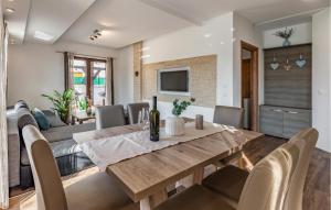 Telewizja i/lub zestaw kina domowego w obiekcie 2 Bedroom Gorgeous Home In Pula