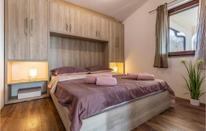 Łóżko lub łóżka w pokoju w obiekcie 2 Bedroom Gorgeous Home In Pula