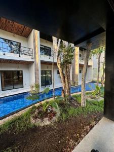 トゥルムにあるJungle Penthouse w private rooftop, AC and WiFiのスイミングプール付きの建物の景色を望めます。