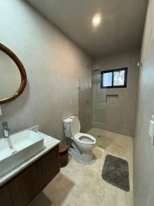 トゥルムにあるJungle Penthouse w private rooftop, AC and WiFiのトイレ、洗面台、シャワー付きのバスルーム