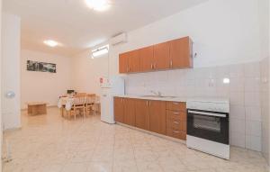 kuchnia z białymi urządzeniami i jadalnią w obiekcie 1 Bedroom Amazing Apartment In Biograd w Biogradzie na Moru