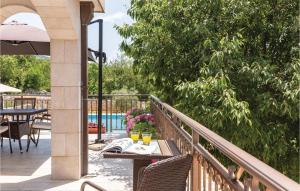 Bazén v ubytování Holiday Home Imotski With Outdoor Swimming Pool 320 nebo v jeho okolí